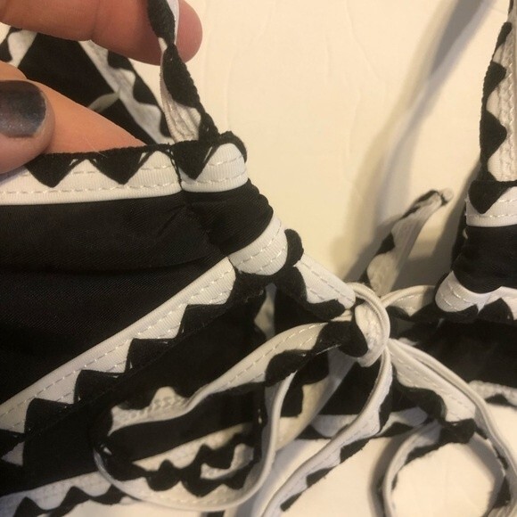 SHEIN Small Black White Contrast Binding Rickrack Bikini Top Swimsuit Padded - Picture 7 of 9